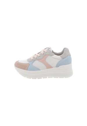 Sneaker basso con rete bianca, pannelli in camoscio beige, grigio e blu, accenti rosa e suola bianca spessa, vista laterale.