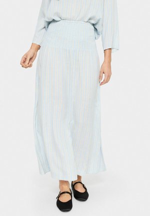 Jupe maxi à rayures bleu clair avec une taille extensible froncée. Fabriquée dans un tissu doux, elle présente des rayures verticales en jaune pâle.
