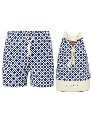 Badeshorts mit dunkelblau-weißem Rautenmuster und weißem Kordelzug neben passendem zylindrischem Kordelbeutel mit Lederakzent.