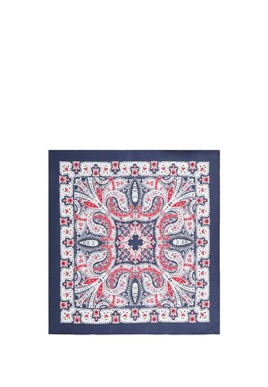 Kwadratowa granatowa bandana z czerwonymi, białymi i różowymi wzorami paisley i kwiatowymi, symetrycznie ułożonymi wewnątrz białych dekoracyjnych obrzeży.