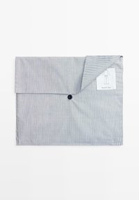 Stribet stofkuvert med en foldet klap og knaplukning. Materialet ser glat ud med varierende blå og hvide lodrette striber.
