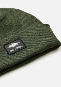 Zielona oliwkowa czapka beanie z dzianiny, z podwiniętym brzegiem i czarną prostokątną naszywką z białym logo "Rip Curl".