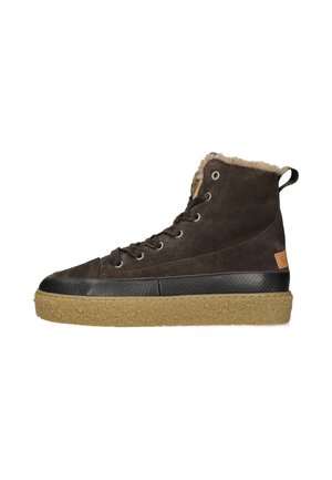 Zapatilla alta marrón de ante con ribetes negros, suela de goma color beige, cordones delanteros, forro de borreguillo y tira para tirar en el talón.