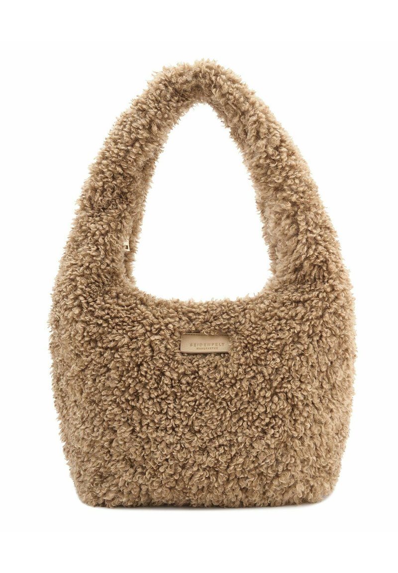 Sac en peluche marron avec un extérieur doux et texturé. Il possède une poignée courbée et une petite étiquette logo à l'avant. Forme compacte.