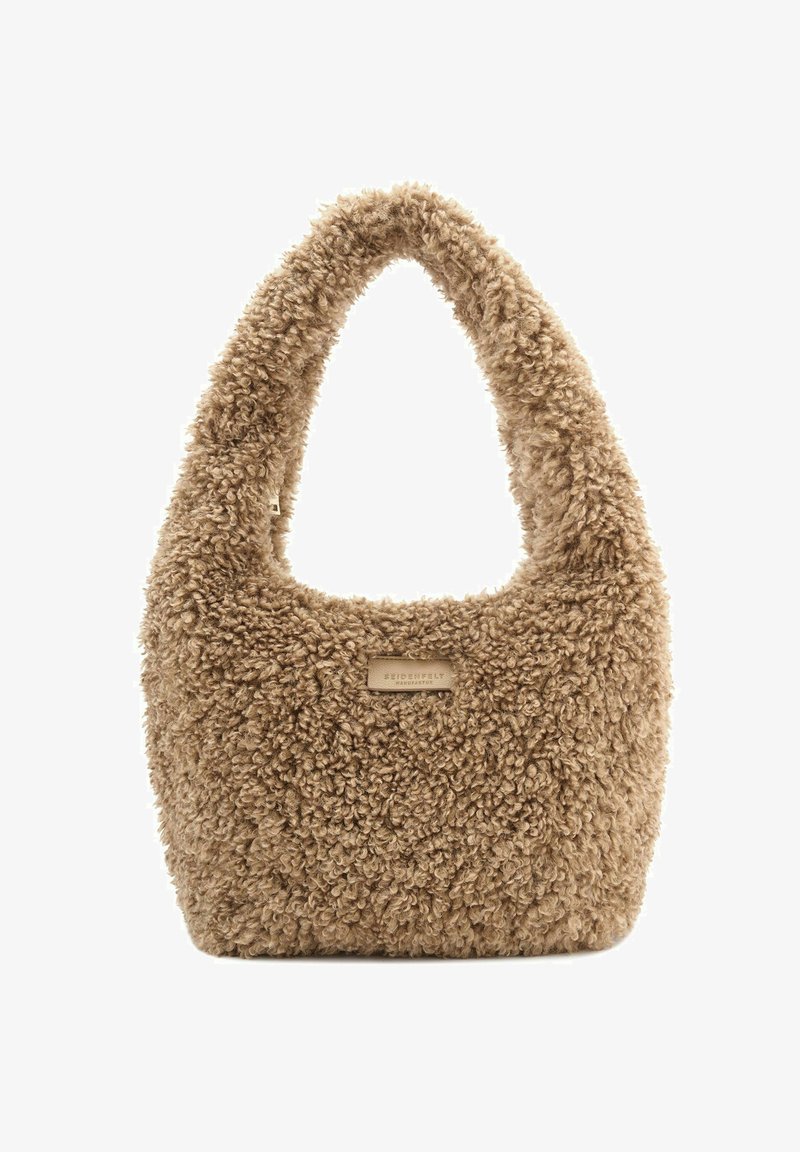 Sac en peluche marron avec un extérieur doux et texturé. Il possède une poignée courbée et une petite étiquette logo à l'avant. Forme compacte.