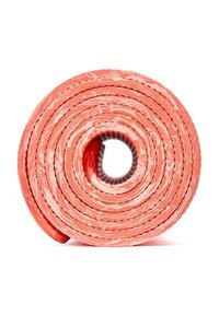 Korallfarbene Stoffbandrolle mit marmoriertem Muster. Weiche Textur; runde Form; geschichtetes Design mit sichtbar innerem Kern.