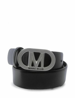 Cintura in pelle nera arrotolata con fibbia ovale argentata con grande "M" e incisione "Marc Ellis" su sfondo bianco.