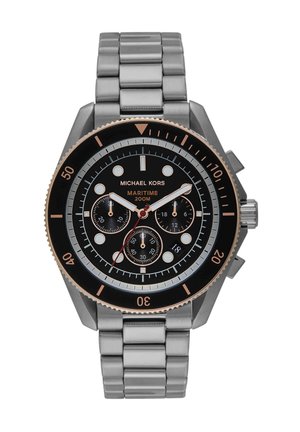 Orologio Michael Kors Maritime 200M con quadrante nero, tre subquadranti, finestra data, accenti in oro rosa e cinturino in acciaio inox.