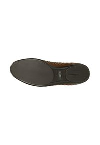Scarpa in pelle marrone con tomaia texturizzata, dotata di una suola in gomma scura. La suola è liscia con un battistrada pronunciato.