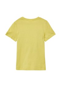Kurzärmliges gelbes T-Shirt aus weicher Baumwolle. Verfügt über einen runden Halsausschnitt und ein schlichtes Design ohne zusätzliche Muster oder Verzierungen.
