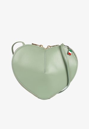Hartvormige lichtgroene handtas van glad materiaal, voorzien van een bovenste ritssluiting, gouden beslag en een klein Italiaans vlaggetje als accent.
