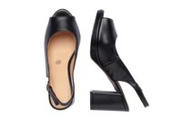 Zapatos negros de punta abierta con un diseño de tirante trasero, hechos de cuero suave. Presentan un tacón grueso y una forma ligeramente curvada.