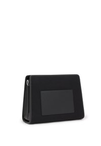 Czarna prostokątna kopertówka wykonana z teksturowanej tkaniny z gładkim akcentem ze skóry. Posiada zamek błyskawiczny oraz przednią kieszeń.