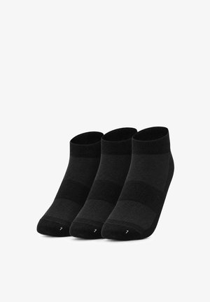 Drei schwarze Knöchelsocken Seite an Seite angeordnet mit der Größenangabe 7 auf den Zehen gedruckt.