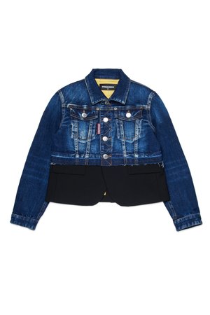 Gekürzte Jeansjacke mit dunkelblauer Waschung, kontrastierendem schwarzen Stoff am unteren Ende, silbernen Knöpfen und zwei Brusttaschen.