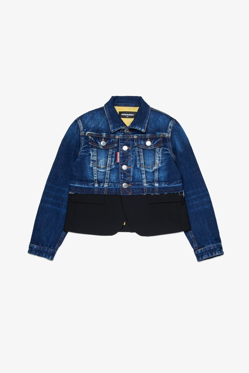 Veste en denim coupée avec un lavage bleu foncé, tissu noir contrastant en bas, boutons en argent et deux poches poitrine.