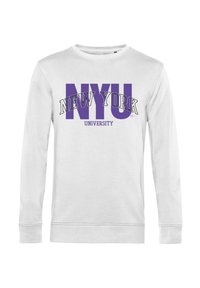 Witte sweatshirt met lange mouwen, voorzien van een groot paars "NYU" en de tekst "NEW YORK UNIVERSITY" in zwarte omranding over de borst.