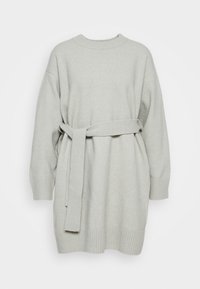 Abito maglione grigio chiaro lavorato a maglia con scollatura rotonda, spalle abbassate, polsini a costine e vita abbinata con cintura.