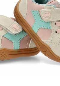 Zapatos para toddlers con cinta de velcro en suaves colores pasteles, con parte superior de sintético en rosa y verde menta, detalles en ante y suela de goma.