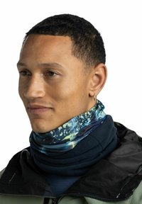 Gaiter multifuncional en tonos azules con manchas abstractas y forro de lana oscura. Tejido suave y elástico, adecuado para clima frío.