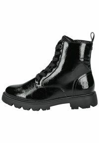 Botas de tobillo de charol negro con punta redonda, parte delantera con cordones, superficie texturizada y suela robusta. Con un tirador en la parte trasera.