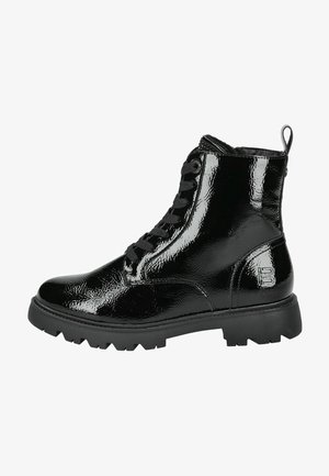 Schwarze Lackleder-Stiefeletten mit runder Zehenpartie, schnürbarer Vorderseite, strukturierten Oberflächen und robustem Profil. Mit einer Zuglasche auf der Rückseite.
