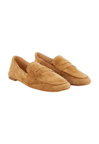 Mocassins en daim de couleur beige, avec un bout arrondi, style à enfiler, et des détails cousus sur le dessus. Semelle plate avec une traction minimale.