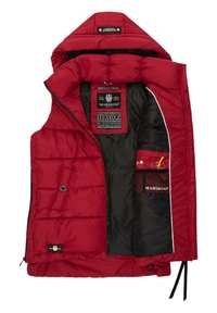Chaleco acolchado rojo con interior negro y ribetes blancos. Presenta un bolsillo interior, etiquetas de marca y un cierre de cremallera. Diseño texturizado e insulated.