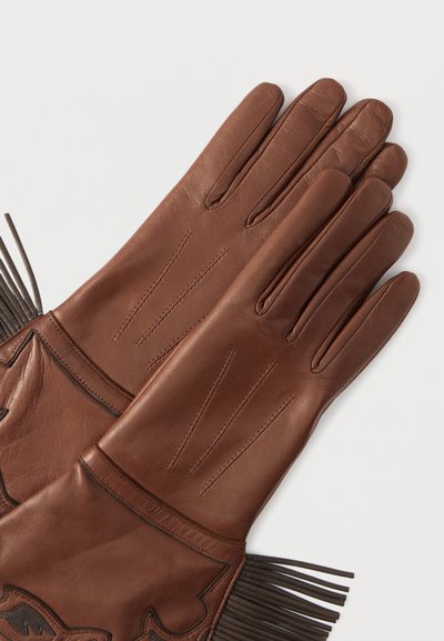 Καφέ δερμάτινα γάντια με πέντε δάχτυλα, που διαθέτουν κάθετες ραφές, διακοσμητικές λεπτομέρειες και κρόσσια κατά μήκος του καρπού.