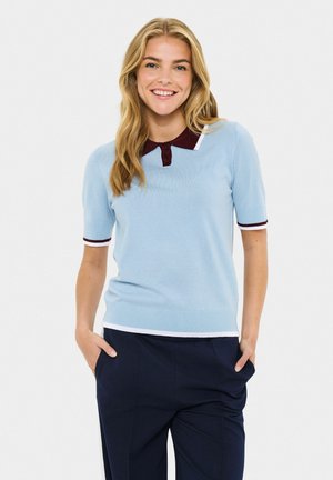 Polo en tricot à manches courtes bleu clair avec des accents de col et de poignets bordeaux. Il présente un ourlet côtelé, une patte de boutonnage et une texture en tricot lisse.