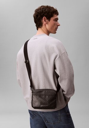 Calvin Klein EMBLEM CAMERA - Schoudertas - black