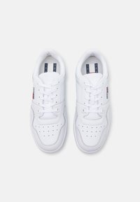 Scarpe da ginnastica bianche con una tomaia sintetica liscia, cuciture a contrasto, punta perforata e design con lacci, dotate di un dettaglio con logo sul lato.
