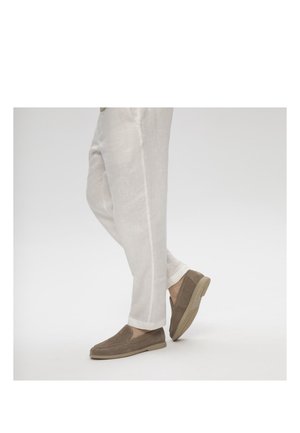 Wojas, Jalga libistatavad jalanõud - beige
