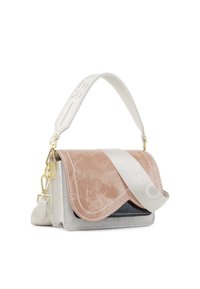 Mała torebka łącząca materiały w kolorach beżu, różu i szarości. Posiada teksturowaną różową klapę, kontrastujące przeszycia oraz białą, regulowaną ramiączkę z logo.