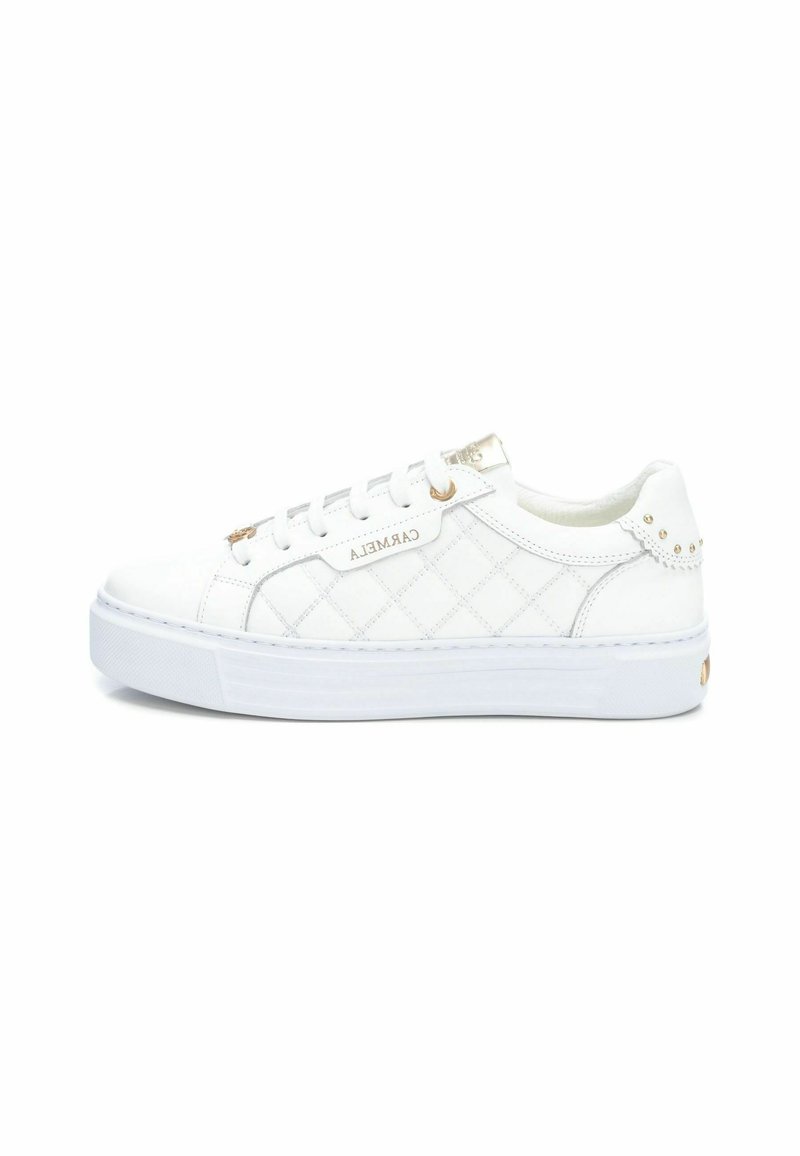 Baskets en simili cuir blanc avec un design matelassé, un col rembourré, des œillets en ton or et des accents cloutés sur le talon. Semelle compensée.