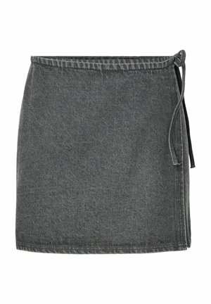 Falda de mezclilla gris oscuro con diseño envolvente, que presenta un cierre de lazo en el lateral y un acabado texturizado. La costura de los bordes es visible.