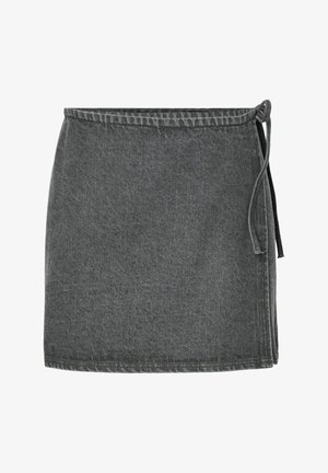 Dunkelgrauer Denim-Rock mit Wickeldesign, seitlicher Bindeschließe und strukturierter Oberfläche. Kantenstiche sind sichtbar.