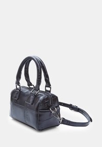 Borsa nera in pelle texturizzata, con doppi manici, tracolla removibile, chiusura a zip e forma rettangolare, caratterizzata da una finitura lucida.