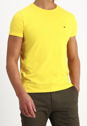 Żółta krótkos Lew T-shirt wykonana z bawełnianej tkaniny, z okrągłym dekoltem i małym logo na lewej piersi.