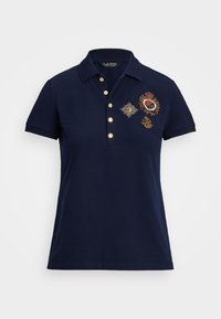 Polo majica tamnoplave boje od pamuka, s tri dugmeta na prednjem dijelu, kratkim rukavima i izvezenim oznakama sprijeda.