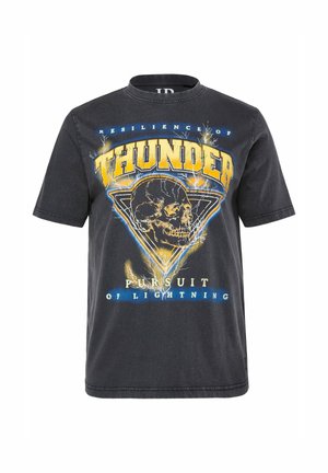 Musta puuvillainen t-paita, jossa on kuvapainatus kallo kolmion sisällä, teksti "Thunder" ja "Pursuit of Lightning" sekä salamaniskujen korostuksia.