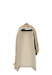 Borsa a mano in pelle beige con una forma strutturata, tracolla in catena dorata e chiusura con zip, con un interno nero a contrasto.