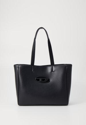 Geantă tote neagră, confecționată dintr-o piele sintetică netedă. Dispune de două mânere din material textil, un accent cu logo oval și o formă rectangulară structurată.