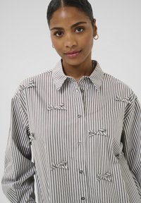 Kaffe Blus - grey white stripe
