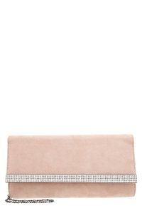 Clutch in suede rosa pallido con una tracolla in catena argentata, caratterizzata da una fascia orizzontale impreziosita da cristalli nella parte anteriore. Texture liscia, design elegante.