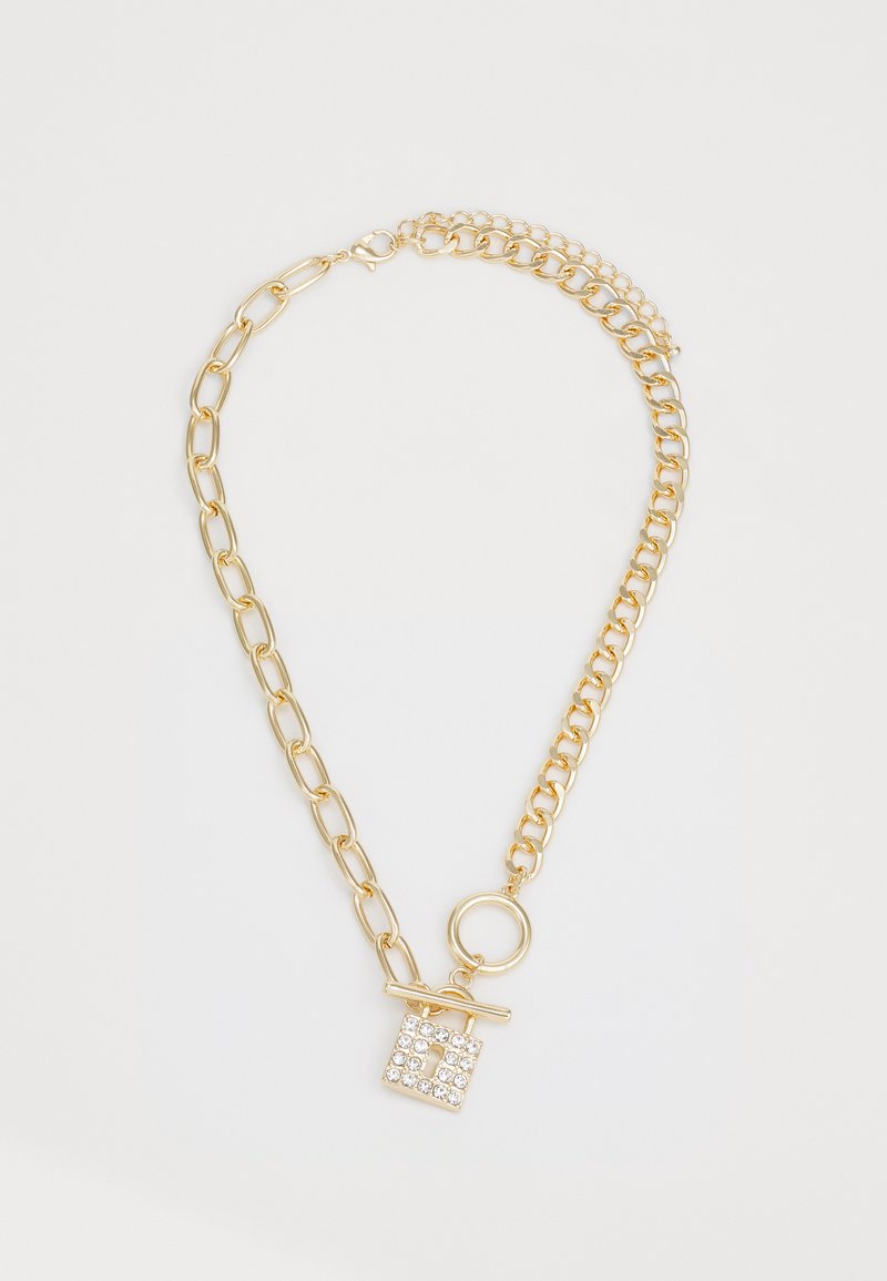 Guld-färgad kedjehalsband med stora länkar, prydt med en fyrkantig charm dekorerad med klara rhinestones och ett cirkulärt lås.