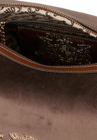 Braune Satin-Handtasche mit glatter Textur, goldfarbenen Beschlägen und einem gebrandeten, gemusterten Innenleben; verfügt über einen Reißverschluss und mehrere Fächer.