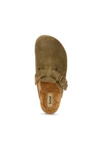 Olijfgroen suede pantoffel met een zachte bontvoering, een brede open teen en een enkele verstelbare band met een metalen gesp.