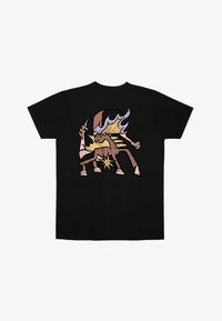 Tricou din bumbac negru cu un design grafic colorat, reprezentând o figură cu flăcări și o stea, poziționată central pe spate.