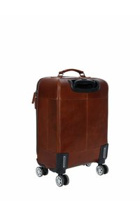 Maleta de cuero marrón con un diseño estructurado, acentos de plástico negro, cuatro ruedas y un asa en la parte superior. Textura suave, hardware minimalista.